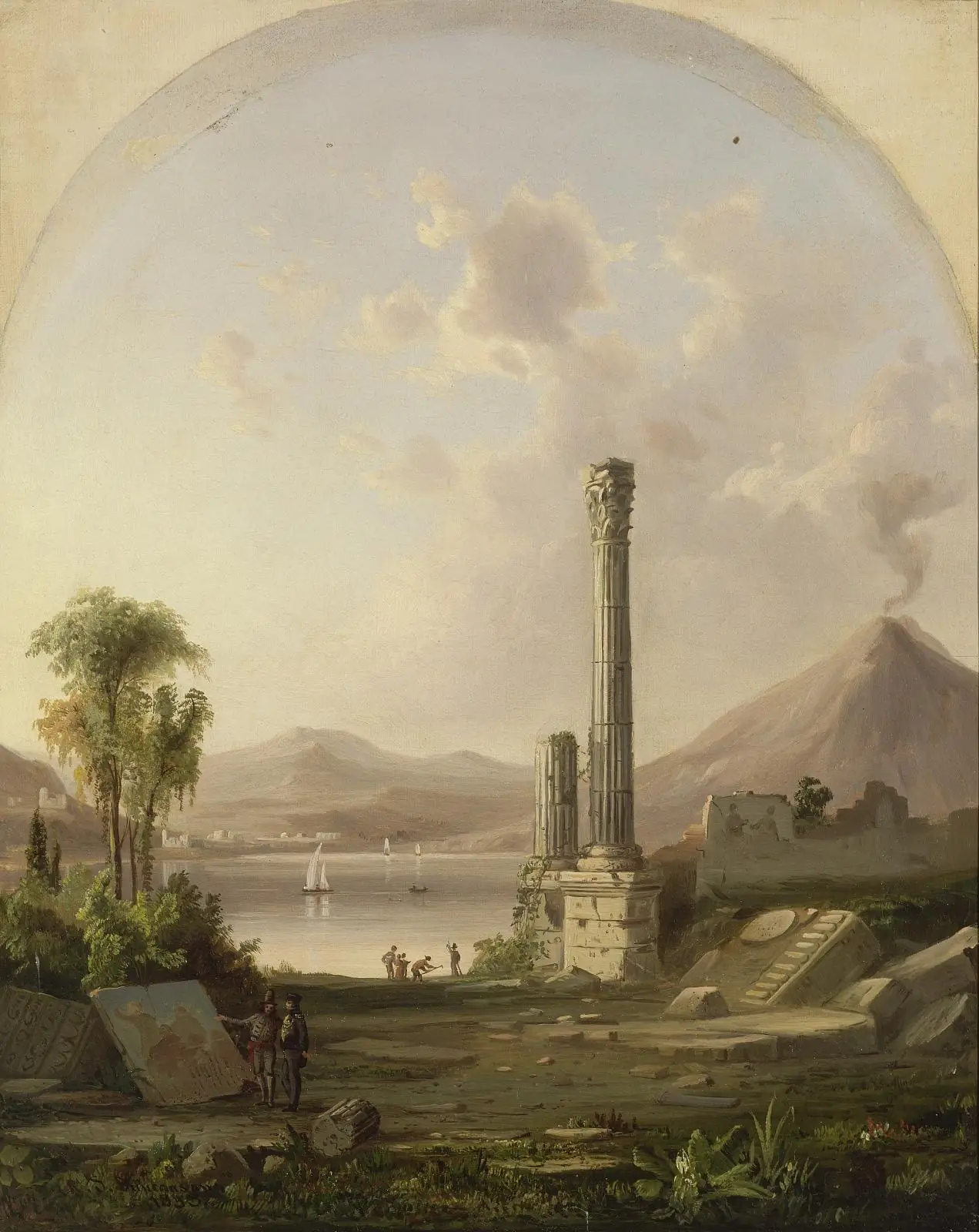 Ruinas con una columna alta y otra rota frente a una bahía con veleros y un volcán humeante a la derecha