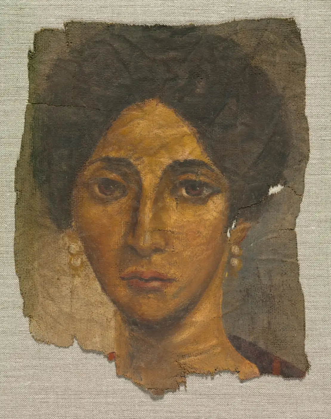 Mujer de cabello oscuro recogido en alto, grandes ojos cafés y aretes de perlas, pintada en un trozo de tela rasgado