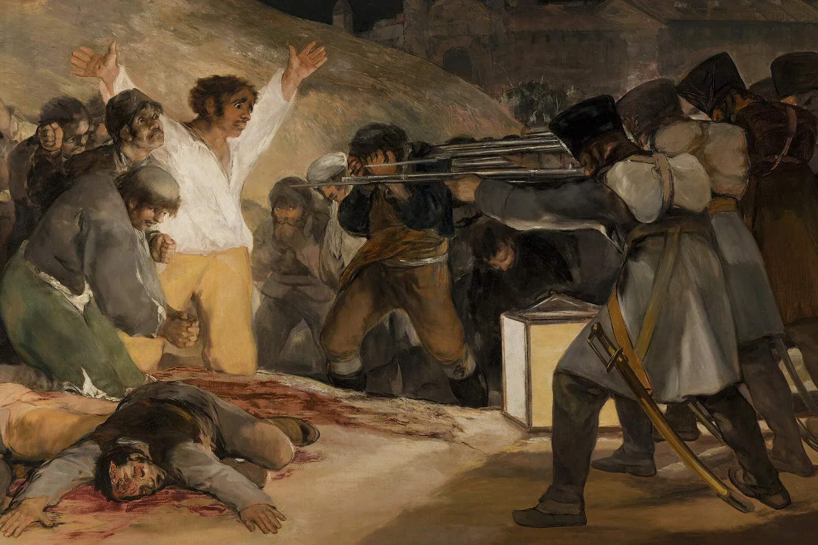 Fila de soldados de espaldas apunta sus fusiles a un grupo de hombres; uno, de camisa blanca, alza los brazos