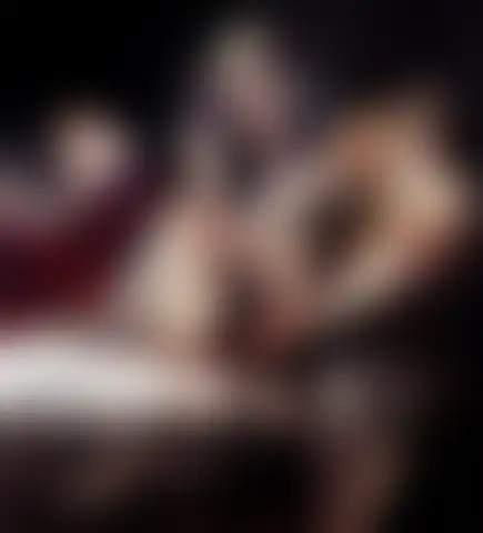 Dos mujeres sujetan a un hombre tendido en una cama; una de ellas, de vestido dorado, empuña una espada