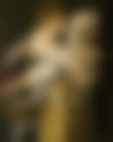 Dos mujeres miran hacia la derecha; una apoya una espada en el hombro y la otra carga una canasta