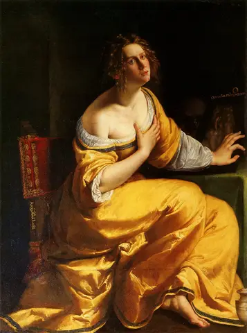 Mujer de vestido amarillo brillante, sentada, con una mano en el pecho y la otra apartando un espejo sobre una mesa