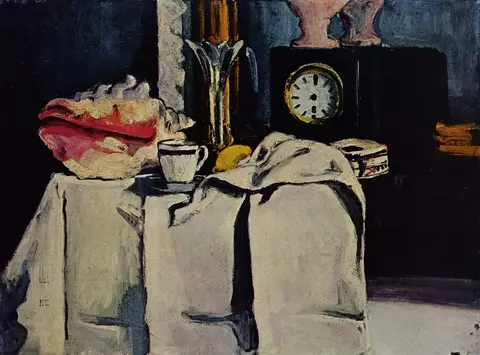 Mesa con mantel blanco, una gran concha rosada, una taza, un limón, un florero y un reloj negro de carátula blanca