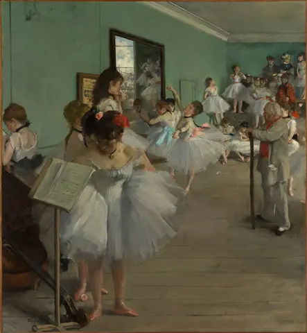 Clase de ballet en un salón verde, con una bailarina junto a un atril en primer plano y un maestro con bastón