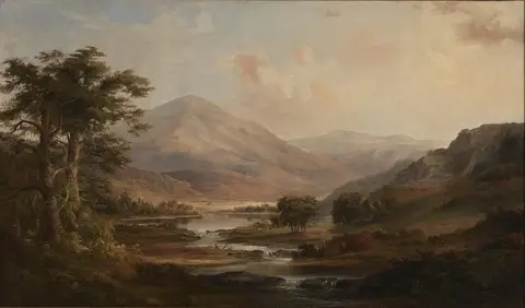 Valle de montaña con un río que baja entre piedras, un lago al fondo y dos árboles altos a la izquierda