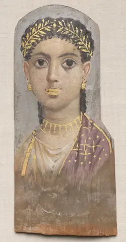 Girl with black curls, a gold laurel wreath, gilded lips and earrings, a gold collar and a lilac mantle with stars