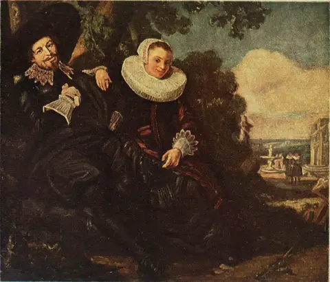 Pareja sentada al pie de un árbol: él de negro con sombrero, ella con cofia y gran cuello blanco, ante un jardín