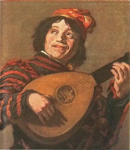 Joven de gorro rojo y chaqueta a rayas rojas y negras toca un laúd y mira hacia arriba con una gran sonrisa