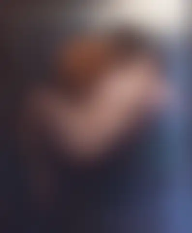 Sobre un fondo azul oscuro, un hombre inclinado sostiene en brazos el cuerpo pálido y recostado de una mujer