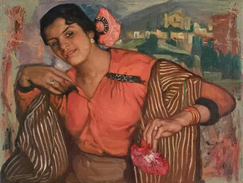 Joven sonriente con flor rosa en el pelo, blusa coral y rebozo a rayas, recargada en un brazo; detrás, un pueblo