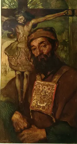 Anciano barbado con gorro y túnica café, con una placa labrada al pecho, junto a un Cristo crucificado