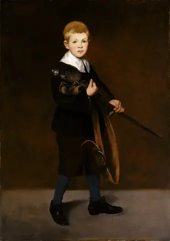 Niño rubio de pie, con traje negro y cuello blanco, que abraza una espada larga envainada sobre un fondo café