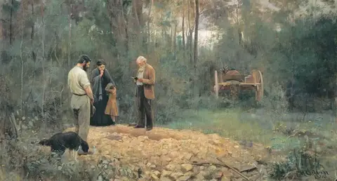 Anciano de barba blanca lee junto a una tumba recién cavada en el monte, ante un hombre, una mujer, una niña y un perro