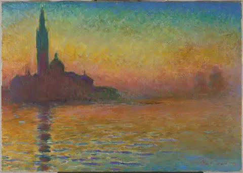 Silueta de una iglesia con campanario y cúpula sobre el agua, bajo un cielo que va del verde al naranja