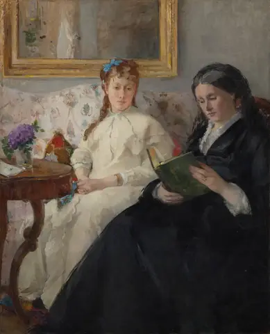 Dos mujeres en un sofá floreado: una joven de vestido blanco y, a su lado, una señora de negro que lee un libro
