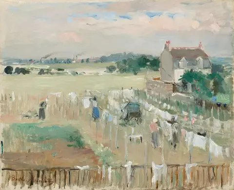 Prado con tendederos llenos de ropa blanca, mujeres trabajando, una carreta y una casa de techo rojo a la derecha