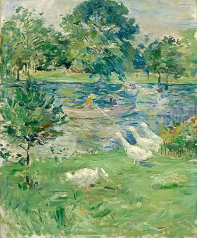Gansos blancos en la orilla verde de un lago, con una barca y figuras pequeñas sobre el agua y árboles al fondo