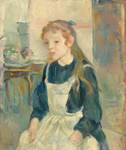 Niña de cabello rojizo largo, vestido azul oscuro y delantal blanco, sentada junto a una mesita con un tazón de flores
