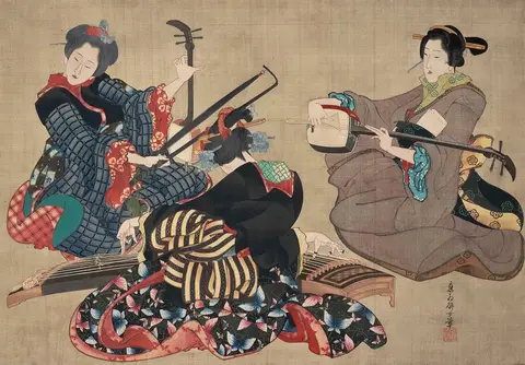 Tres mujeres en kimono, sentadas en el suelo, tocan instrumentos de cuerda; una de ellas está de espaldas