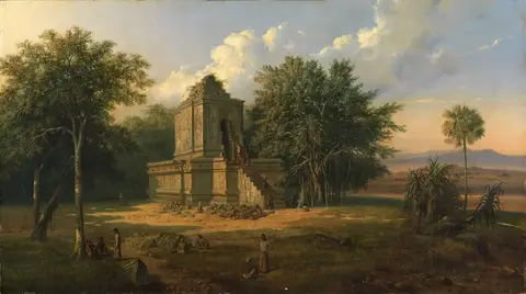 Templo de piedra en ruinas con escalinata y relieves, entre árboles frondosos, con piedras caídas y personas al frente