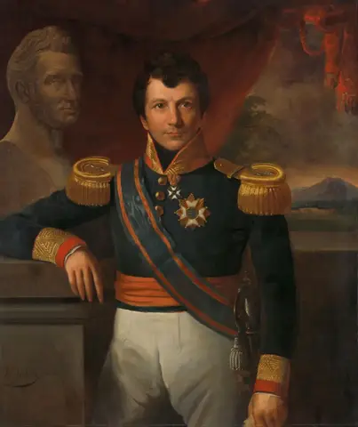 Hombre de uniforme azul con charreteras doradas y banda azul, apoyado en un pedestal con un busto de piedra