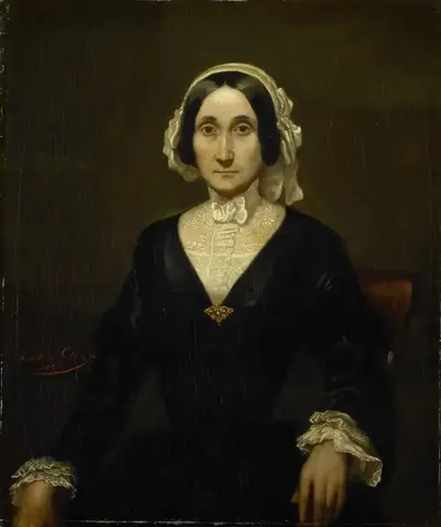 Mujer sentada de vestido negro, cofia y cuello de encaje blanco y un broche dorado, sobre un fondo oscuro