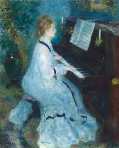 Mujer de perfil con vestido blanco azulado que toca un piano vertical oscuro con dos velas, en un cuarto azul