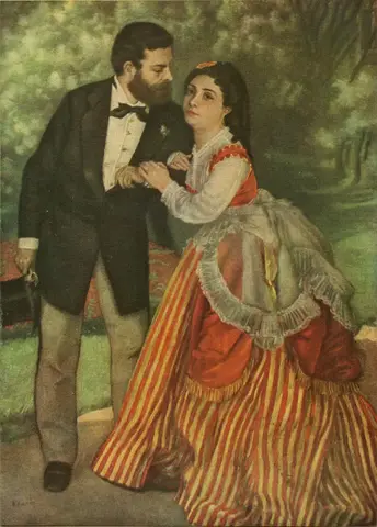 Pareja de pie en un parque, él de saco oscuro inclinado hacia ella, que viste una falda a rayas rojas y amarillas