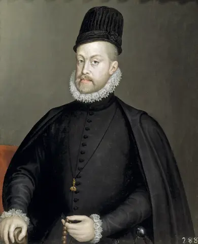 Hombre de barba rubia con gorro alto negro, gorguera de encaje blanco y traje negro abotonado, junto a una silla roja