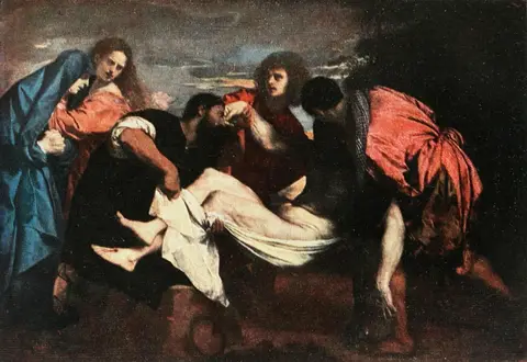 Hombres cargan el cuerpo de Cristo envuelto en una sábana blanca, mientras dos mujeres miran desde la izquierda