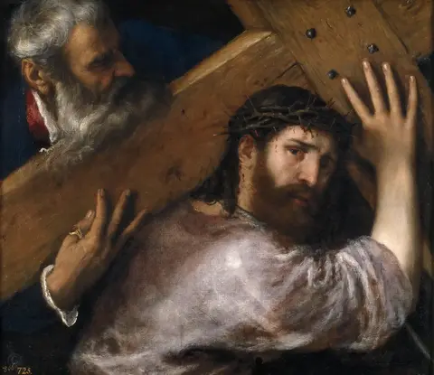 Cristo con corona de espinas carga una cruz de madera y mira al frente; detrás, un anciano de barba blanca lo ayuda