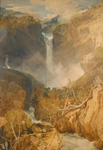 Cascada alta que cae entre paredes de roca y levanta bruma, con troncos rotos y un torrente en primer plano