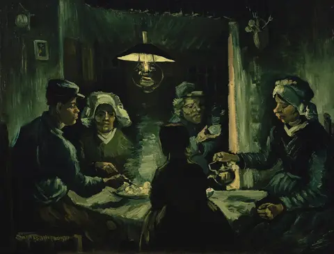 Cinco campesinos alrededor de una mesa bajo una lámpara colgante, en un cuarto oscuro de tonos verdes