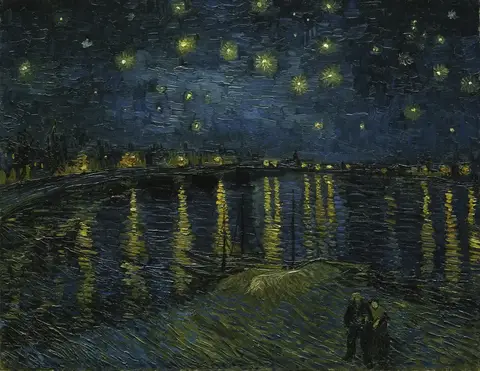 Río de noche con reflejos amarillos de las luces de la orilla, cielo estrellado, dos barcas y una pareja paseando