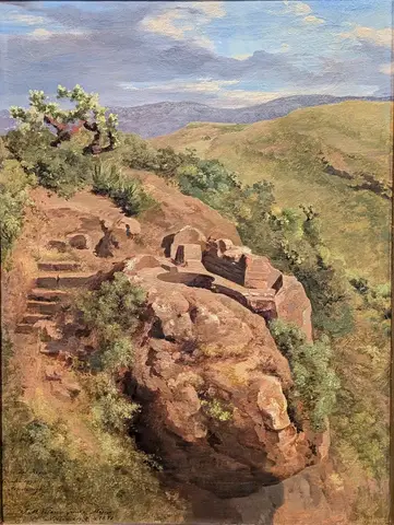 Gran roca rojiza en una ladera, tallada con escalones y un estanque redondo, frente a cerros verdes y un cielo nublado