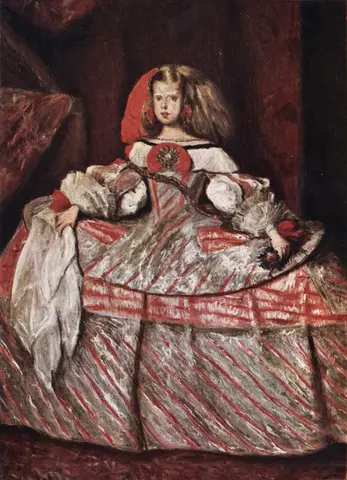 Niña de larga melena con adorno rojo y vestido muy ancho de rayas plateadas y rojas, con un pañuelo en la mano