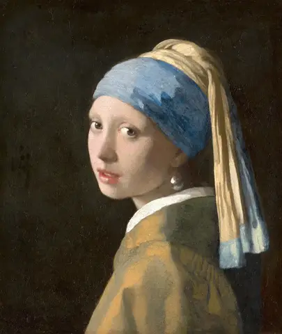 Muchacha de turbante azul y amarillo que voltea sobre el hombro hacia nosotros, con una perla en la oreja