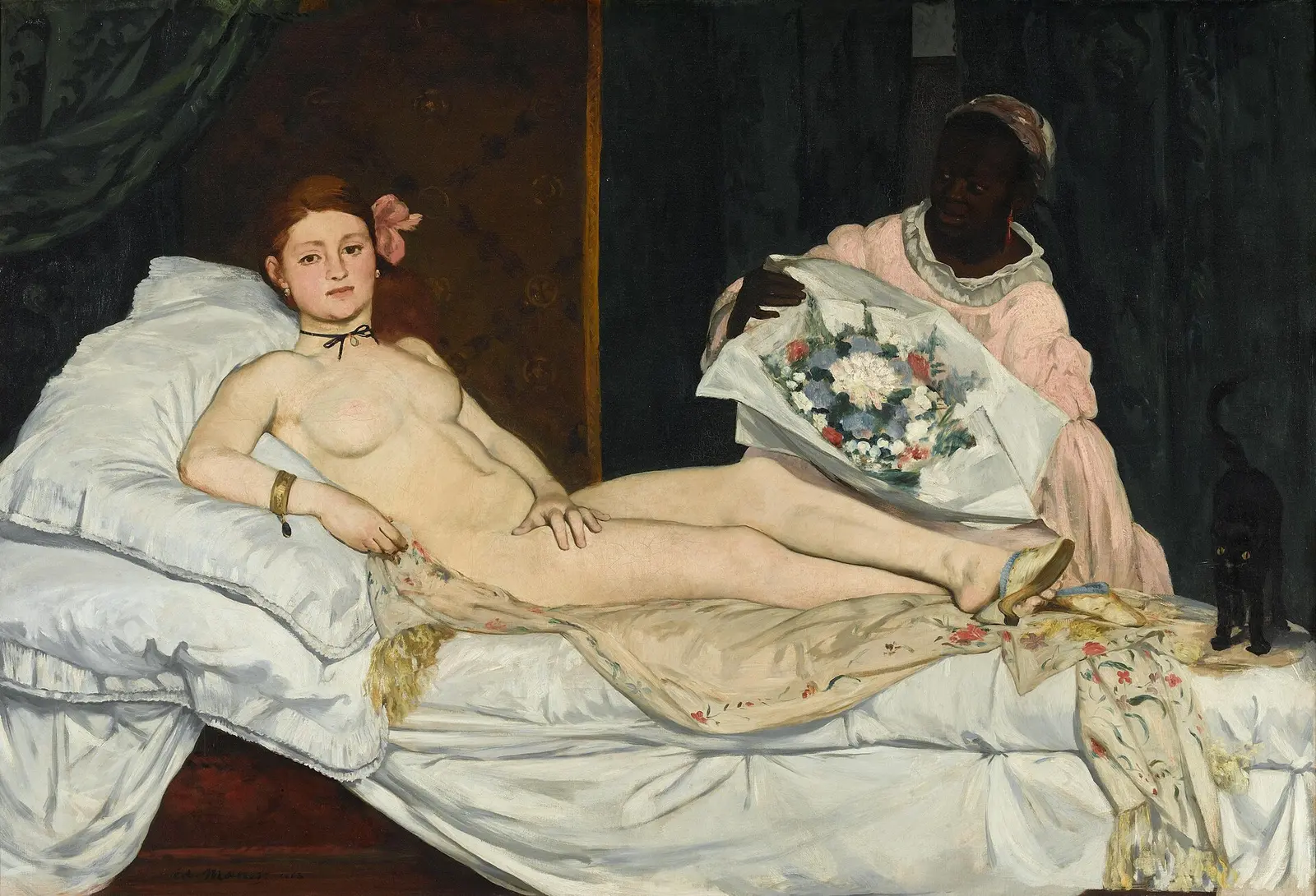Mujer desnuda recostada en una cama blanca; detrás, otra mujer con vestido rosa le acerca un ramo de flores
