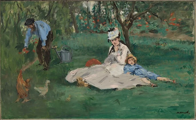 Mujer de vestido blanco y niño de traje azul sentados en el pasto de un jardín; a la izquierda, un hombre cuida flores