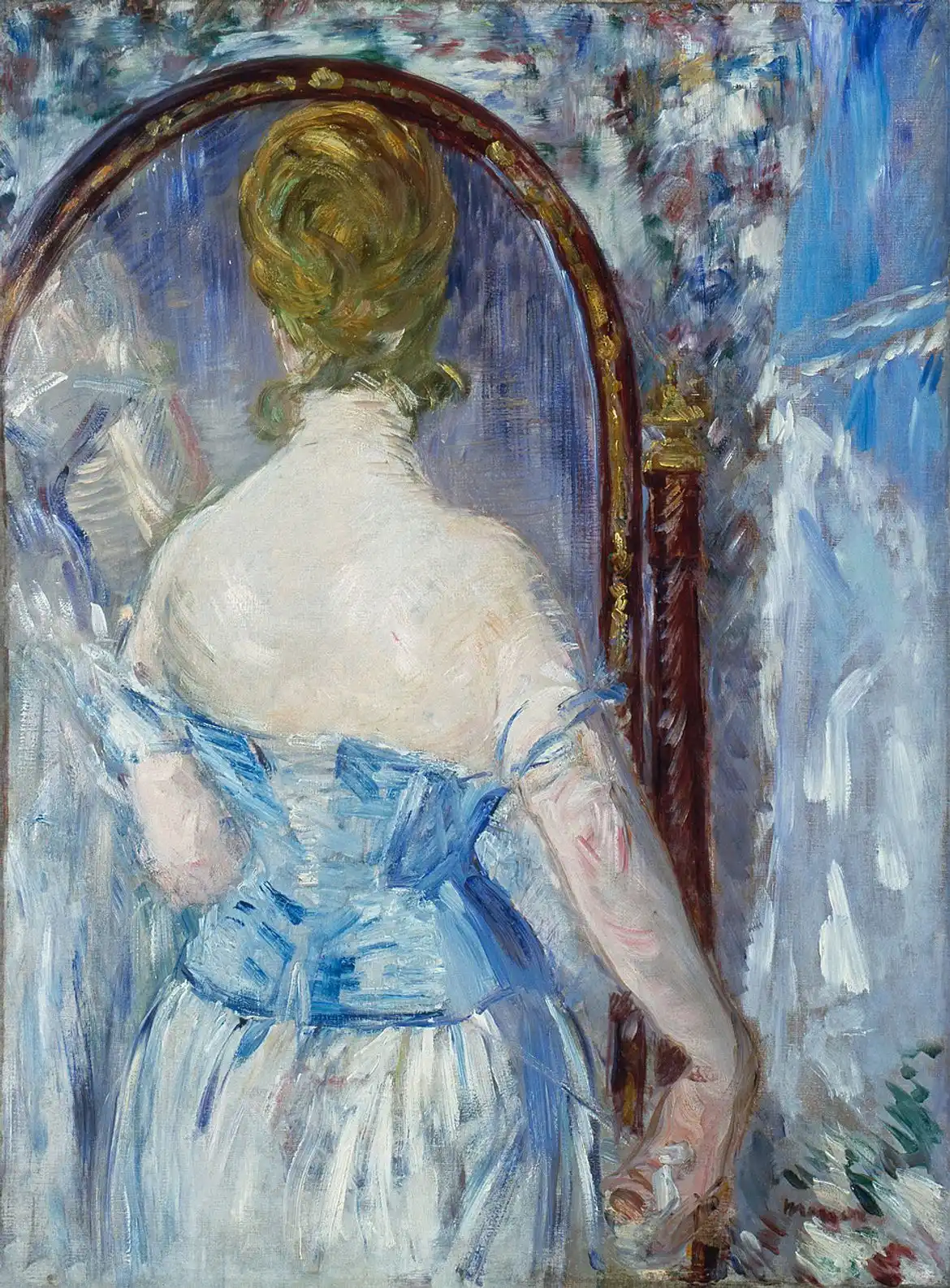 Mujer de espaldas, con cabello rubio recogido y corsé azul, de pie frente a un espejo alto de marco oscuro