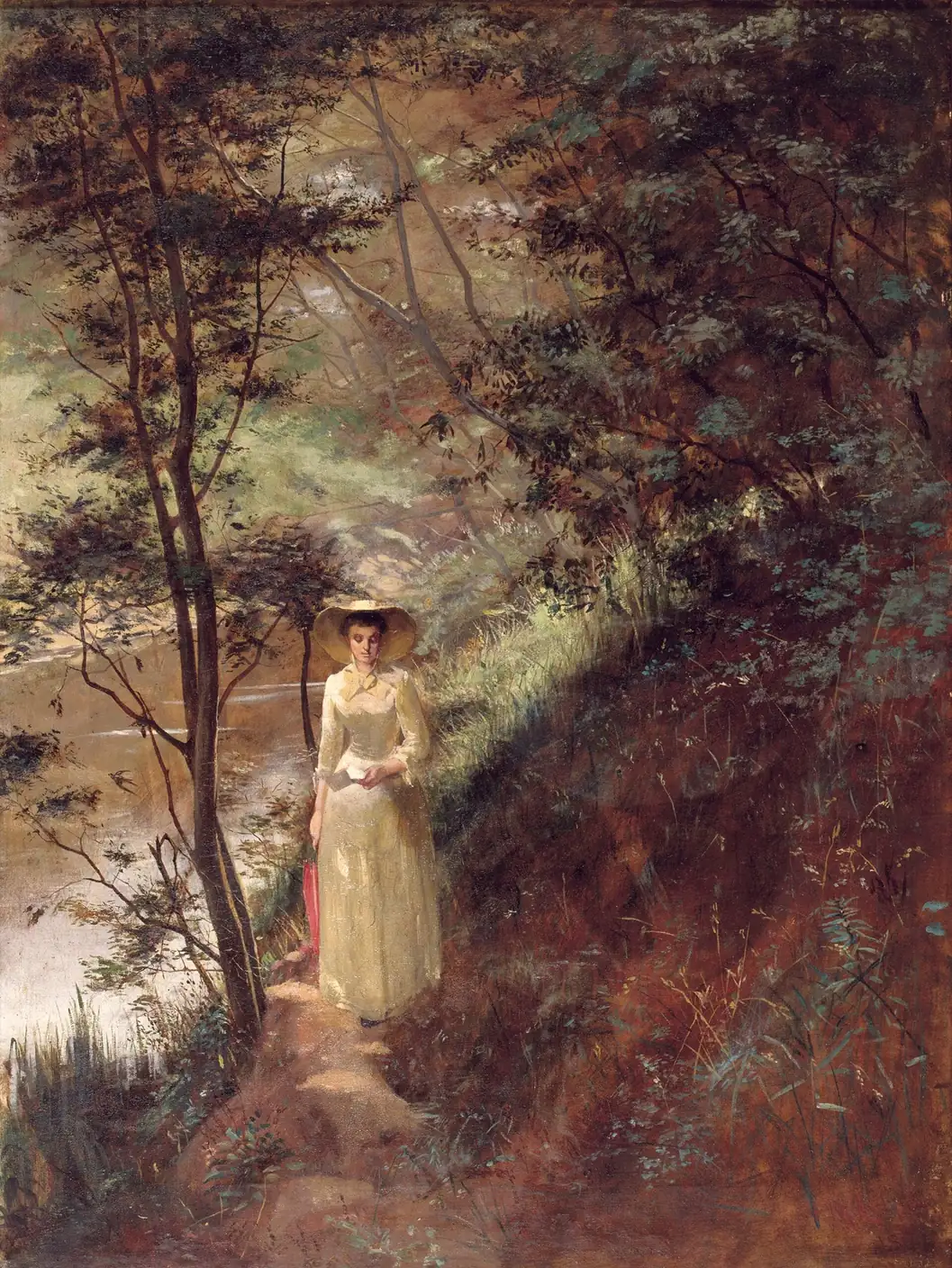 Joven de vestido claro y sombrero de paja camina por un sendero junto al río, con una carta, bajo los árboles
