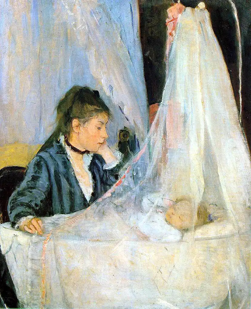 Mujer de vestido oscuro apoya la cara en la mano y mira a un bebé dormido en una cuna cubierta por un velo blanco