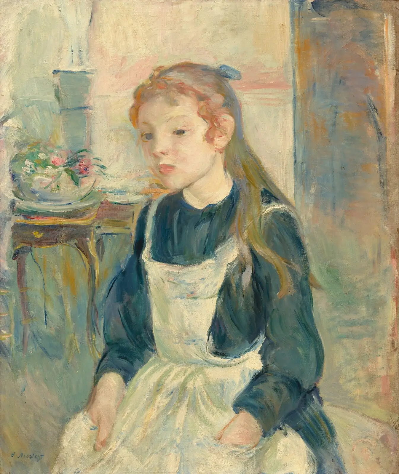 Niña de cabello rojizo largo, vestido azul oscuro y delantal blanco, sentada junto a una mesita con un tazón de flores