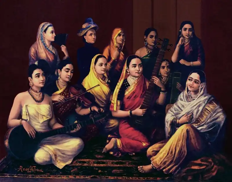 Mujeres con saris y velos de colores, en dos filas, tocan un violín y otros instrumentos de cuerda sobre una alfombra
