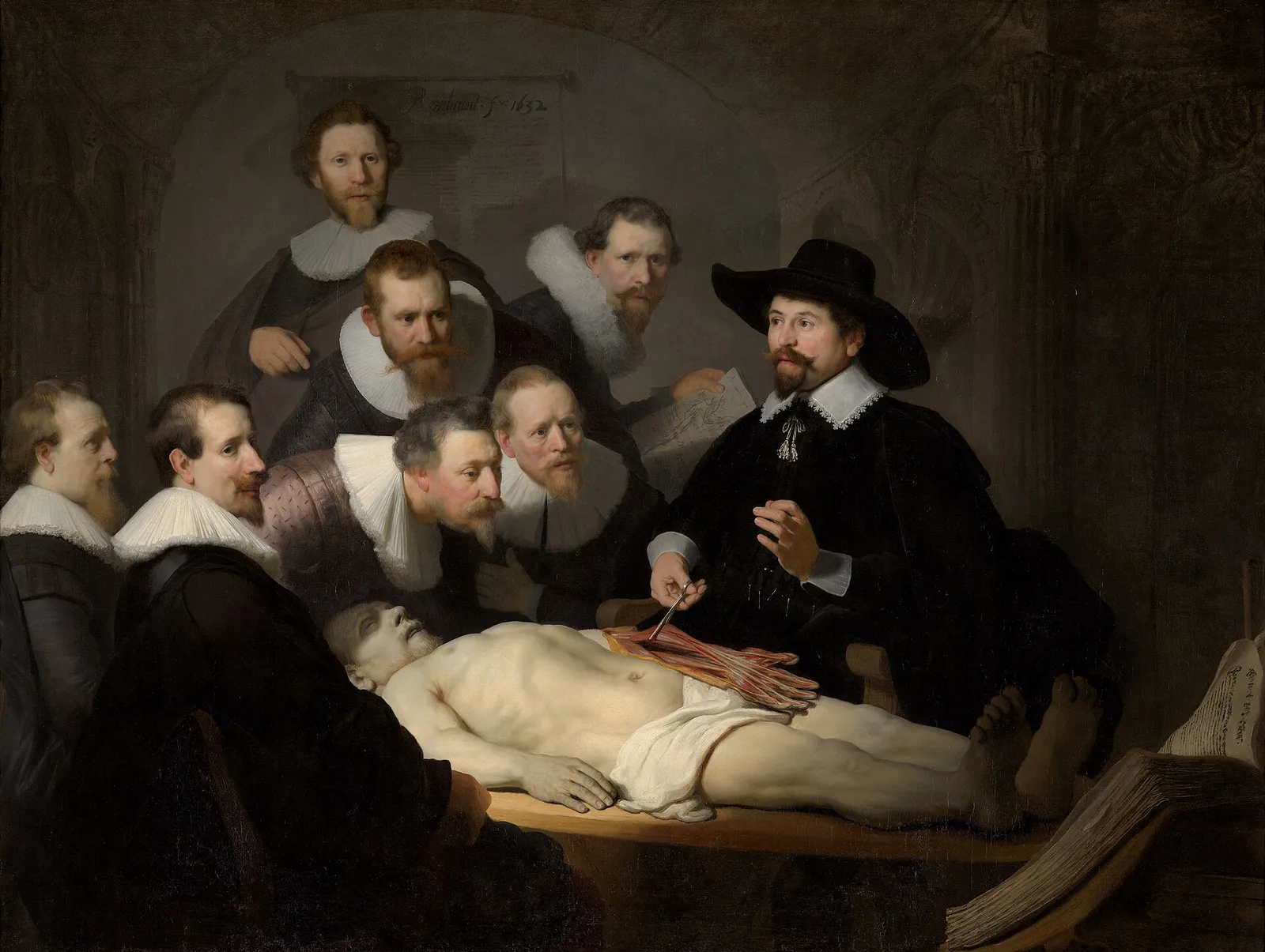 Médico de sombrero negro muestra el brazo de un cadáver a siete hombres de cuello blanco que se inclinan a mirar