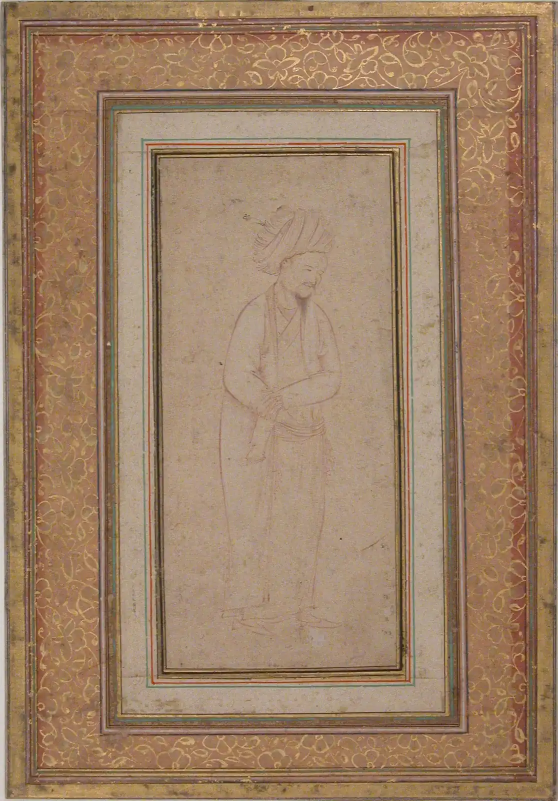 Dibujo en línea roja de un hombre de pie con turbante y barba, con las manos juntas, en una hoja de bordes dorados