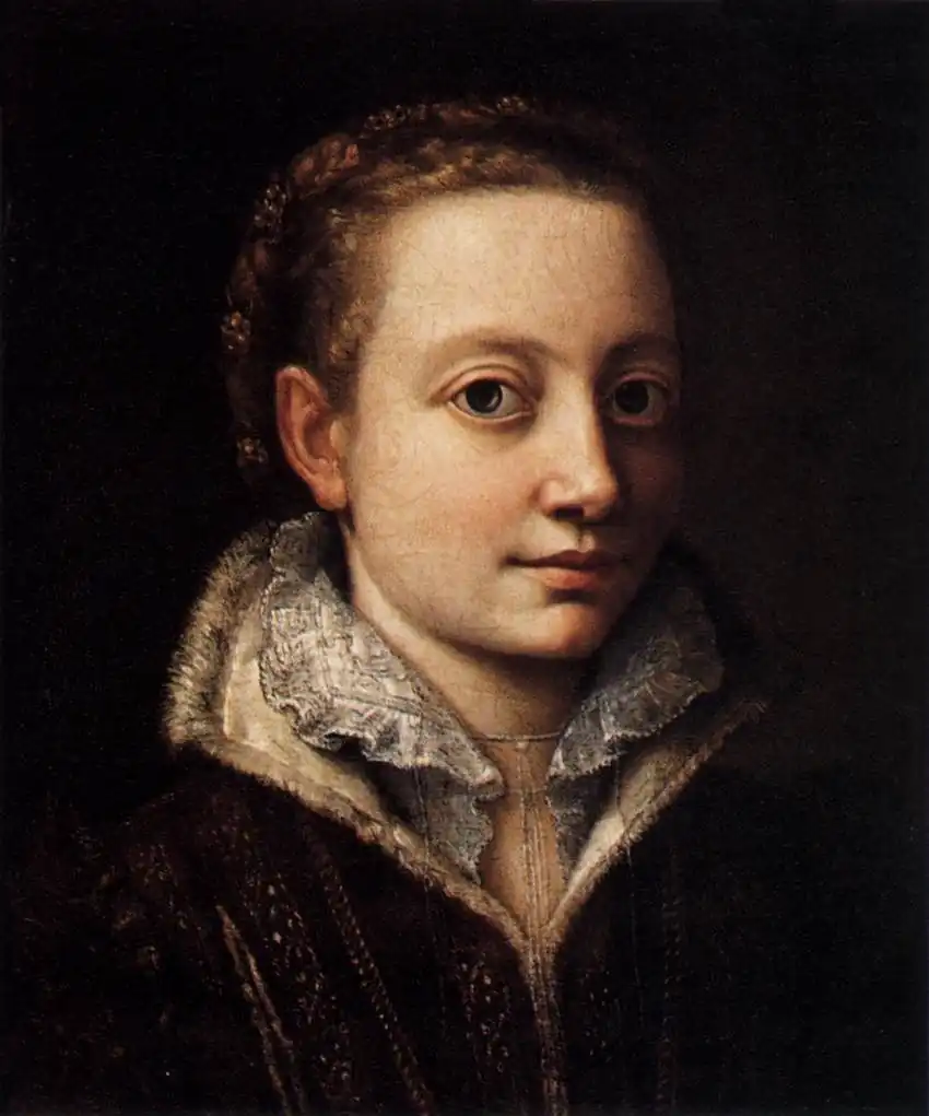Joven de trenzas con leve sonrisa, cuello de encaje blanco y abrigo oscuro forrado de piel, sobre fondo negro