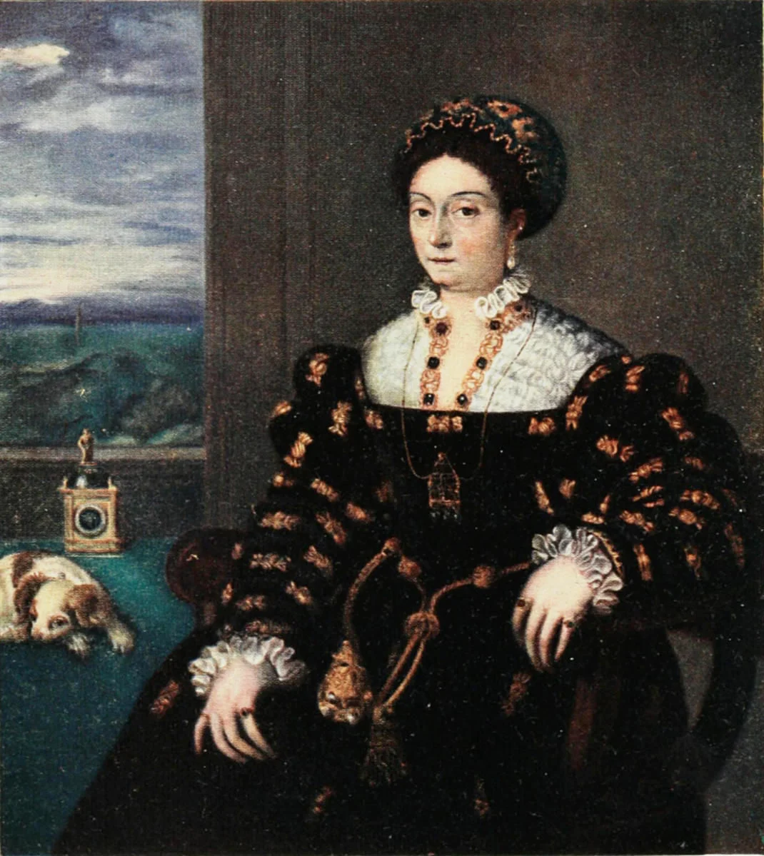 Mujer sentada con vestido negro y dorado, gorro bordado y cuello blanco; a su lado, un perrito dormido y un reloj
