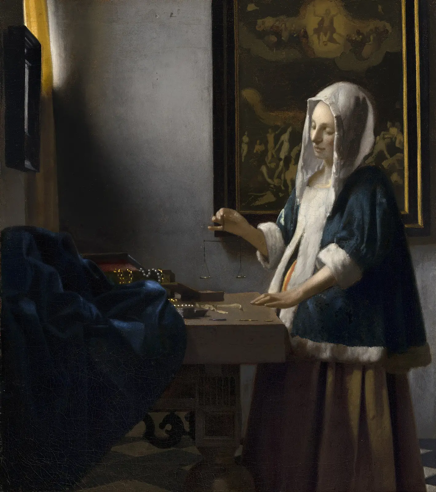Mujer de chaqueta azul con piel blanca sostiene una pequeña balanza ante una mesa con perlas y oro, junto a una ventana